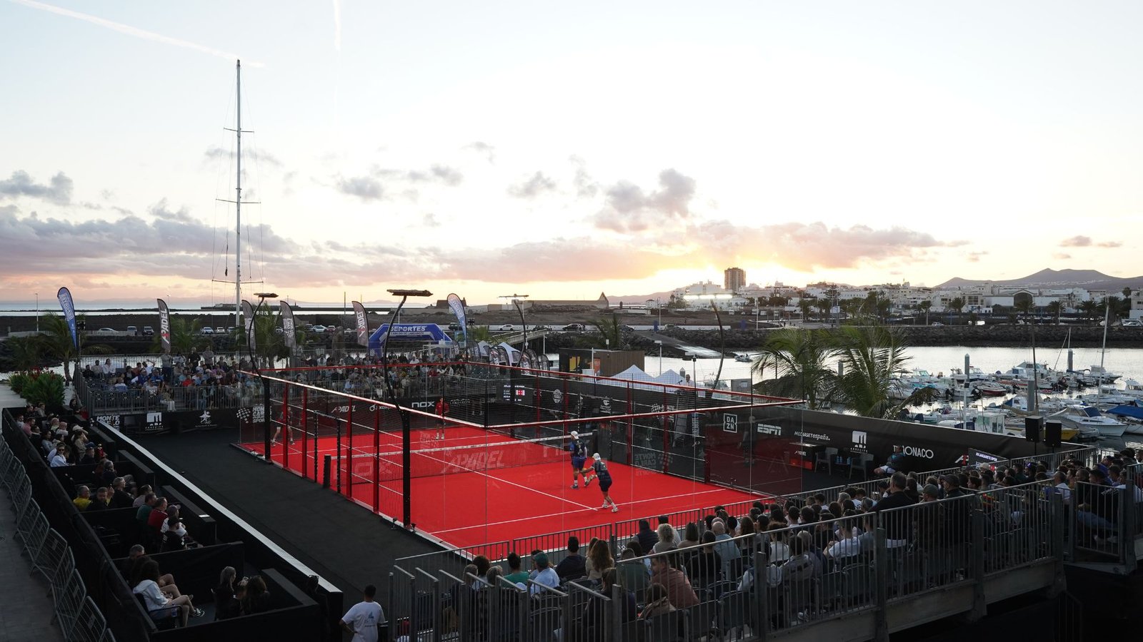 Vista aérea de la cancha de A1 Padel montada en el puerto de Lanzarote