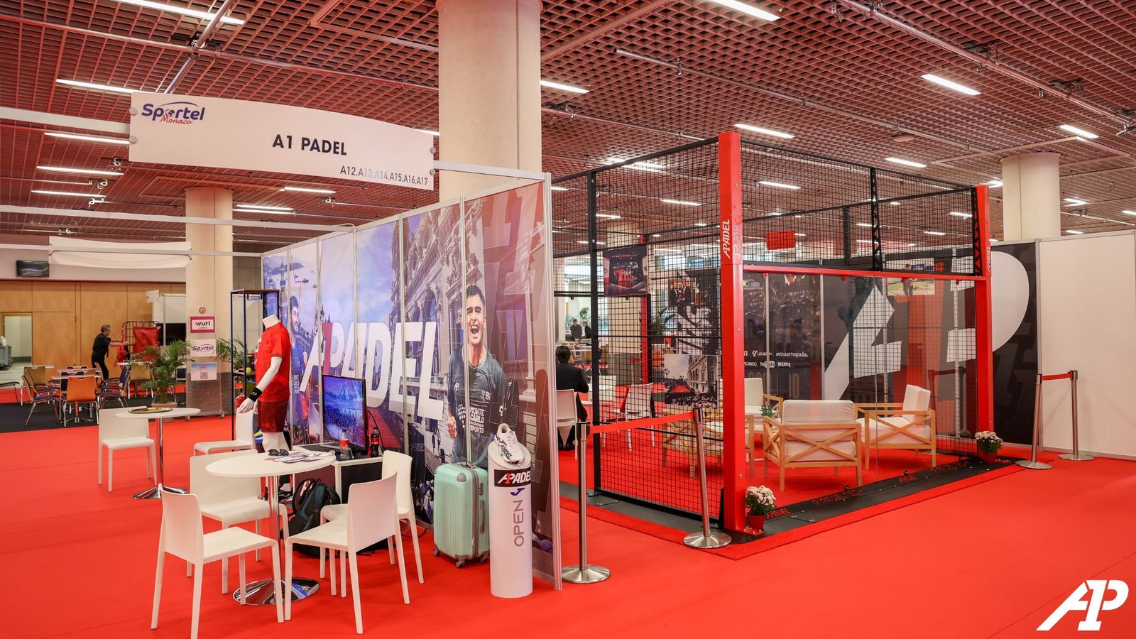 Stand de A1 Padel con cancha en la feria Sportel Mónaco